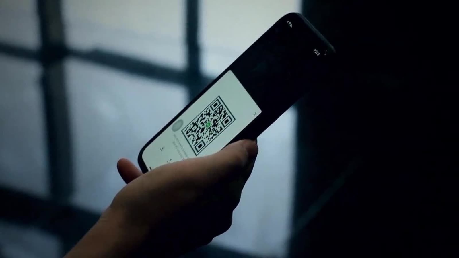 En mobil som skannar en QR-kod
